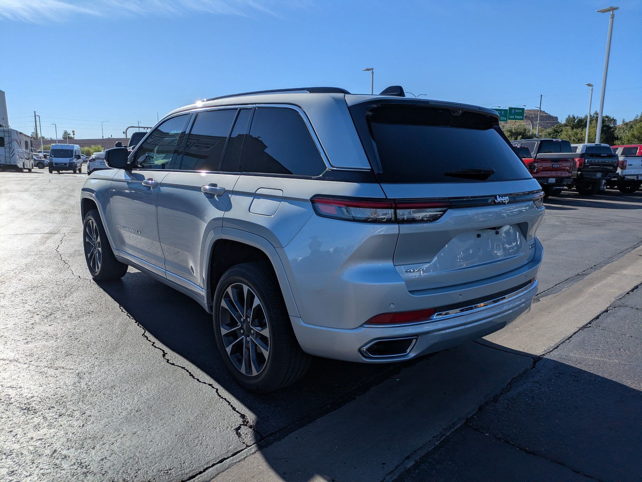 Used 2023 Jeep Grand Cherokee Overland w/ Luxury Tech Group IV AWD/4WD image 5