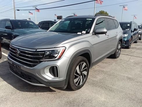Used 2025 Volkswagen Atlas SE FWD image 2