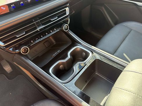 Certified 2025 Chevrolet Traverse LT image 26