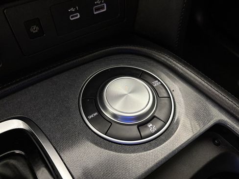 Used 2023 Nissan Armada SV image 32