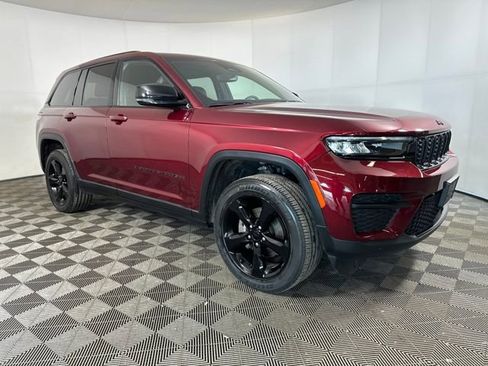 Used 2023 Jeep Grand Cherokee Altitude image 2