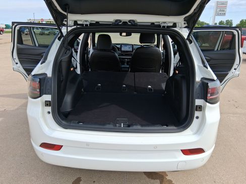 Used 2023 Jeep Compass High Altitude AWD/4WD image 18