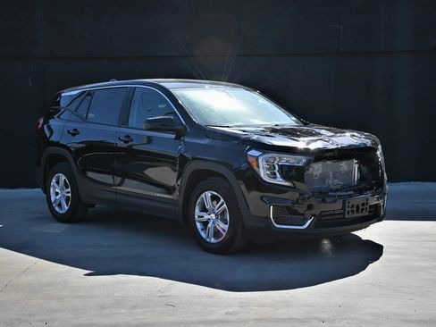 Used 2024 GMC Terrain SLE FWD image 1