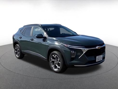 Used 2025 Chevrolet Trax LT image 2