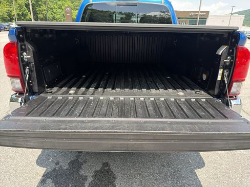 Used 2018 Toyota Tacoma TRD Off-Road AWD/4WD image 25