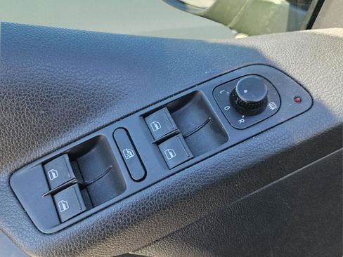 Used 2014 Volkswagen Tiguan S image 24