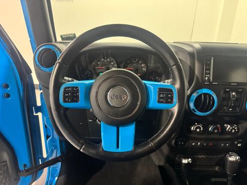 Used 2017 Jeep Wrangler Unlimited Sahara AWD/4WD image 4
