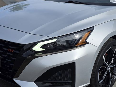 Used 2023 Nissan Altima 2.5 SR w/ SR Premium Package image 8