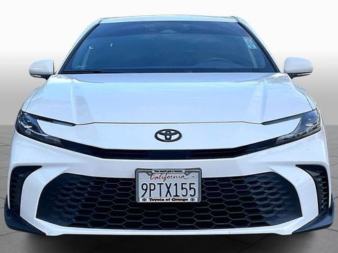Used 2025 Toyota Camry SE image 3
