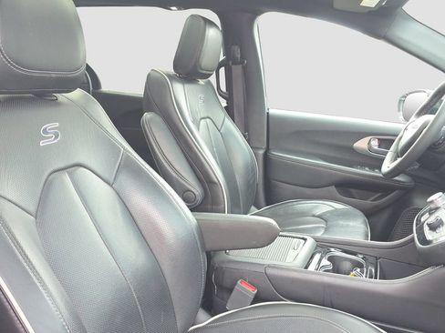 Used 2025 Chrysler Pacifica Limited FWD image 20