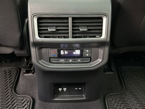 Used 2025 Volkswagen Atlas Peak Edition SE AWD/4WD image 32