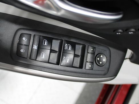 Used 2019 Jeep Cherokee Overland w/ Technology Group AWD/4WD image 43