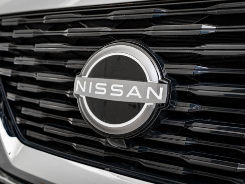 Used 2023 Nissan Rogue SV image 3