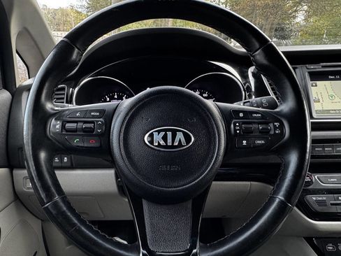 Used 2016 Kia Sedona SX image 18