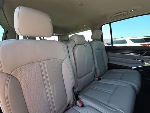 Used 2023 Jeep Wagoneer Series III w/ Preferred Equipment Group image 17