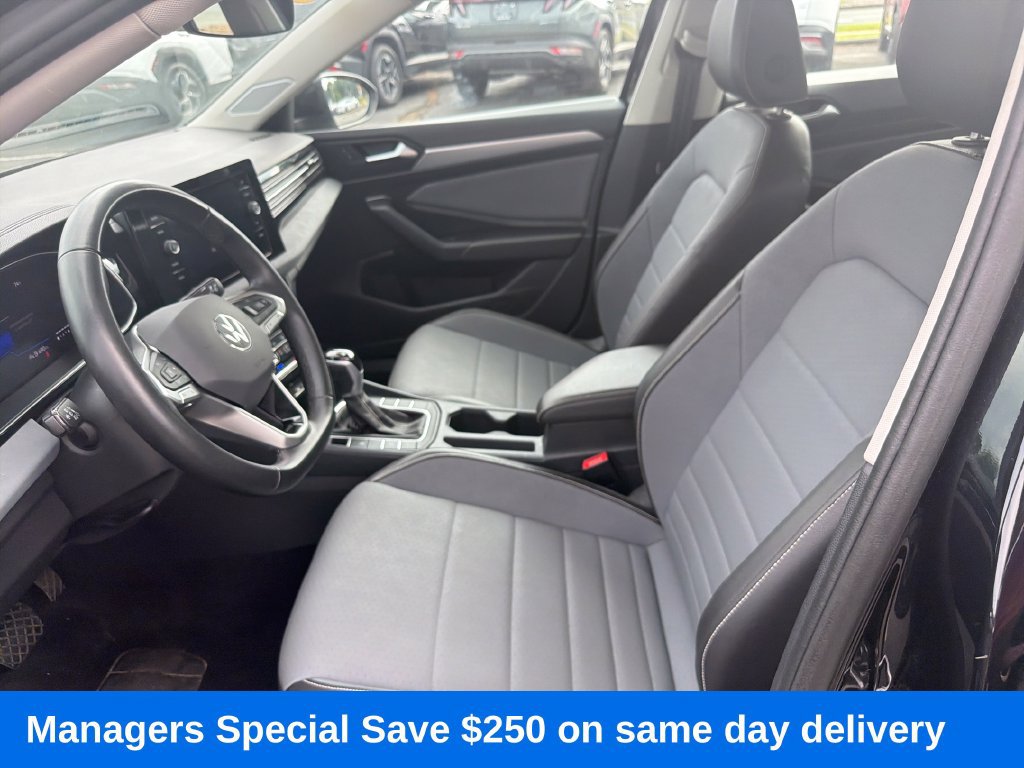 Used 2025 Volkswagen Jetta SE FWD image 13
