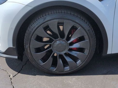 Used 2022 Tesla Model Y Performance image 9