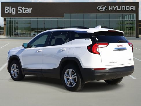 Used 2023 GMC Terrain SLE w/ Driver Convenience Package image 3