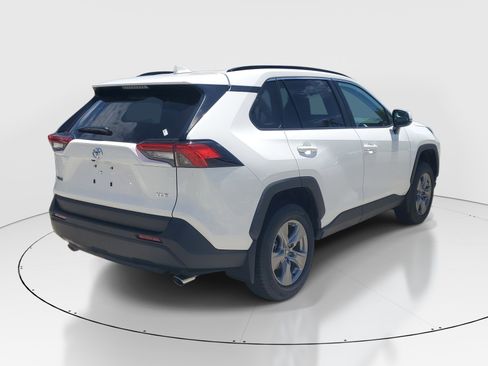 Used 2025 Toyota RAV4 XLE w/ Convenience Package FWD image 3