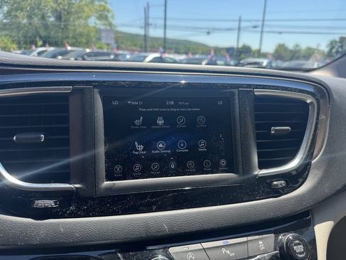 Used 2019 Chrysler Pacifica Touring-L FWD image 37