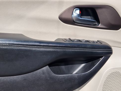 Used 2021 Chrysler Voyager Lxi image 17