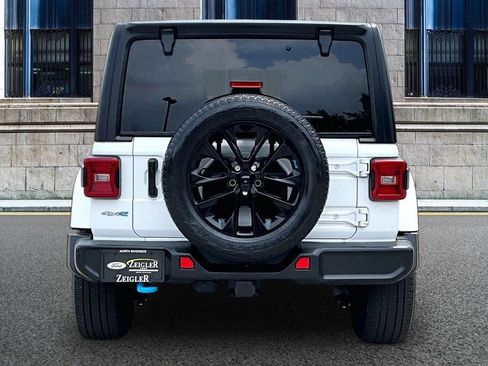 Used 2023 Jeep Wrangler Unlimited Sahara AWD/4WD image 4