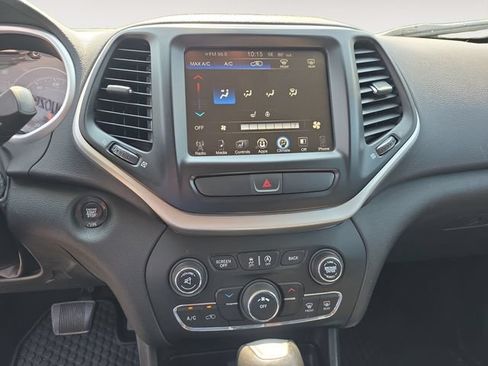 Used 2018 Jeep Cherokee Latitude Plus w/ Cold Weather Group AWD/4WD image 10