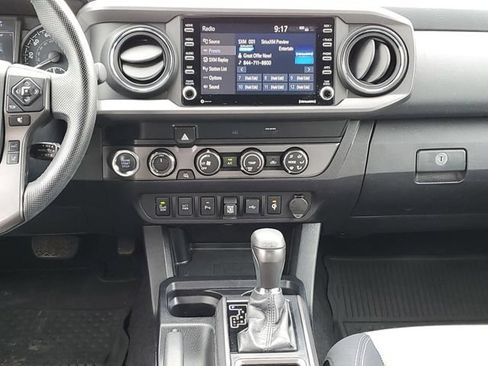 Used 2020 Toyota Tacoma TRD Off-Road w/ Technology Package AWD/4WD image 15
