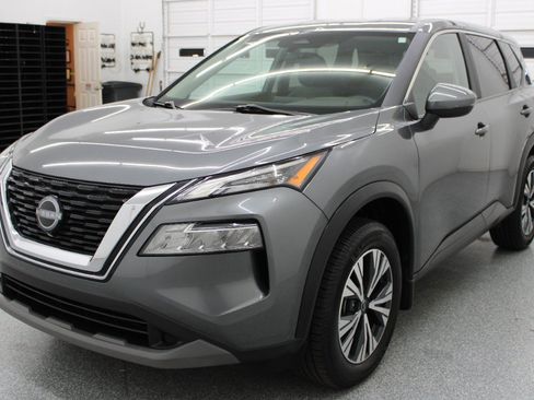 Used 2023 Nissan Rogue SV FWD image 3