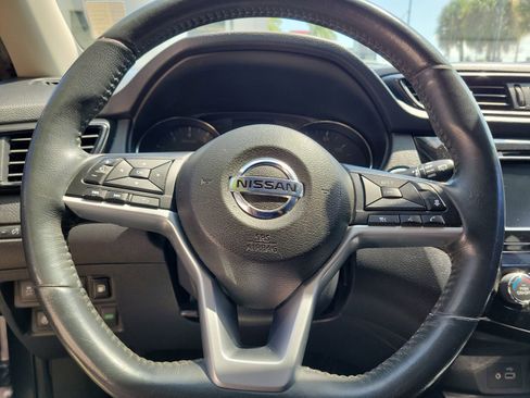 Used 2018 Nissan Rogue SV w/ Premium Package FWD image 21