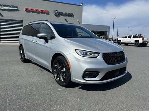 Used 2023 Chrysler Pacifica Touring-L w/ Uconnect Theater Family Group image 4