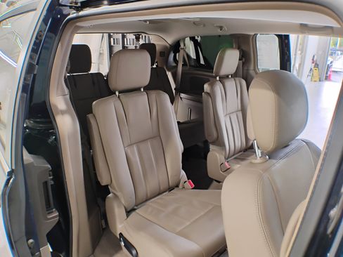 Used 2016 Chrysler Town & Country Touring image 18