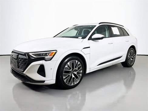 Used 2024 Audi Q8 e-tron Premium Plus image 3