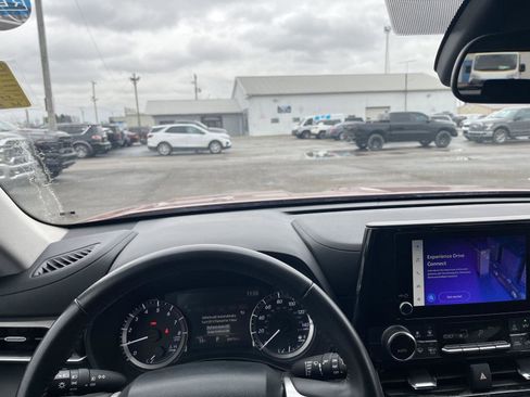 Used 2024 Toyota Highlander LE AWD/4WD image 18