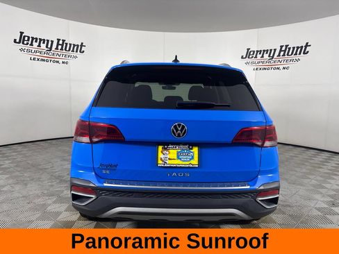 Used 2023 Volkswagen Taos SE w/ Panoramic Sunroof Package FWD image 7