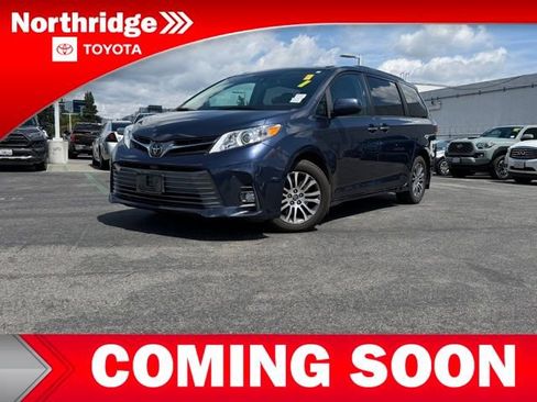 Used 2018 Toyota Sienna XLE w/ XLE Navigation Package image 3