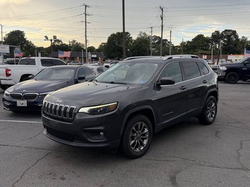 Used 2019 Jeep Cherokee Latitude Plus w/ Cold Weather Group AWD/4WD image 2