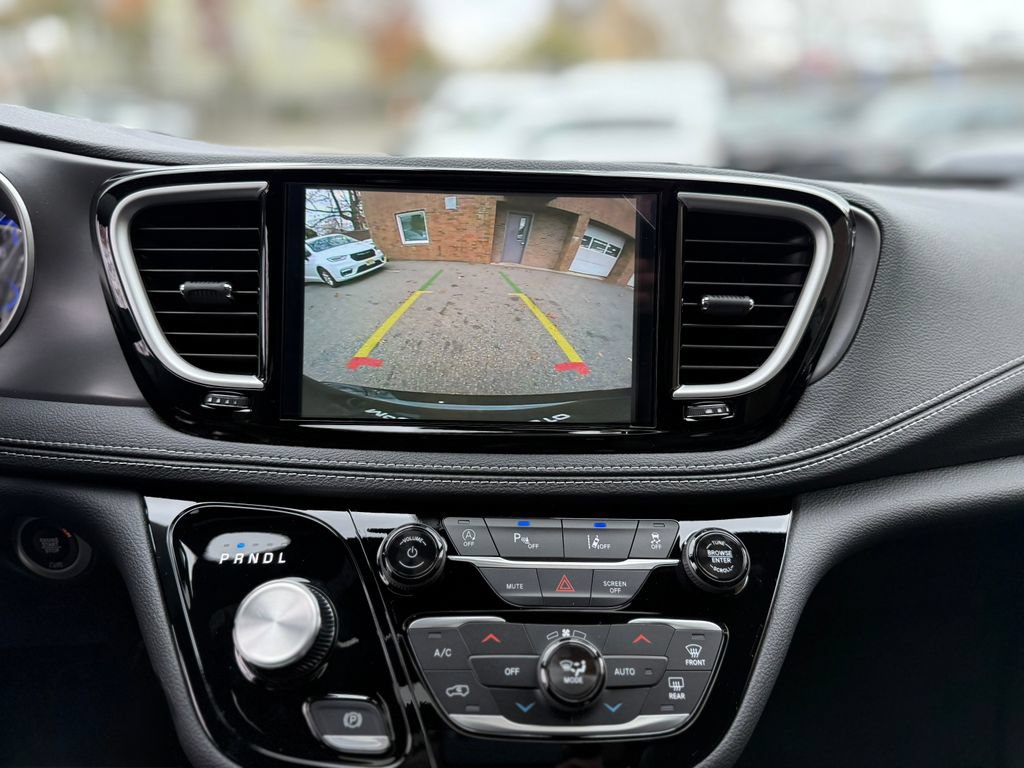 New 2026 Chrysler Pacifica Select AWD/4WD image 33