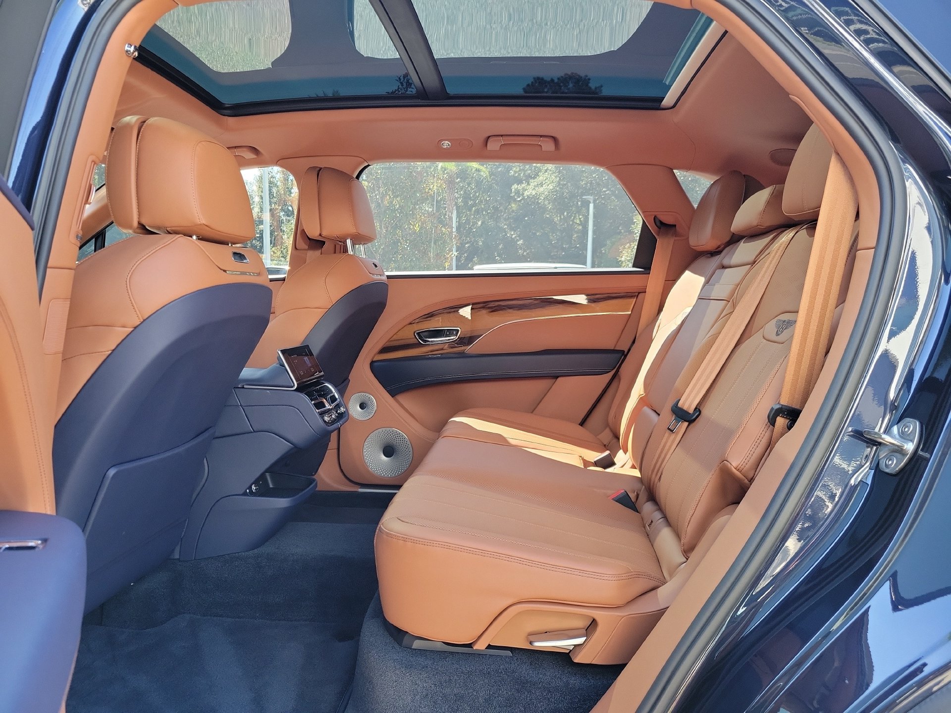 Certified 2025 Bentley Bentayga Extended Wheelbase AWD/4WD image 16
