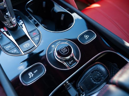 Used 2021 Bentley Bentayga AWD/4WD image 98