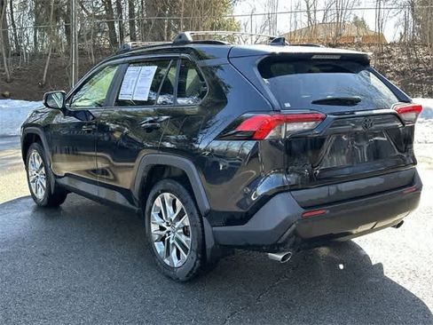 Used 2021 Toyota RAV4 XLE Premium image 21