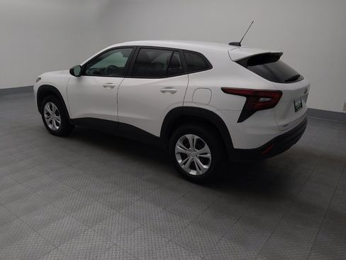 Used 2025 Chevrolet Trax LS FWD image 3