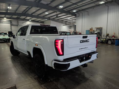 Used 2024 GMC Sierra 3500 Denali Ultimate AWD/4WD image 4