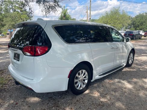 Used 2018 Chrysler Pacifica Touring Plus image 5