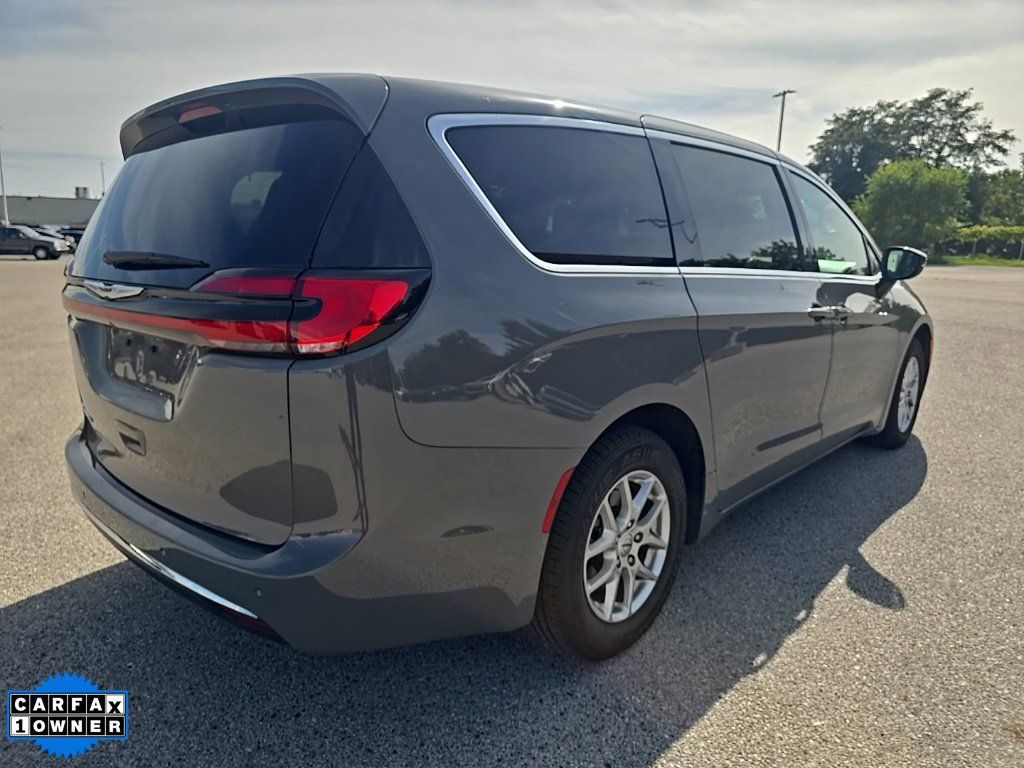 Used 2025 Chrysler Pacifica Select FWD image 3
