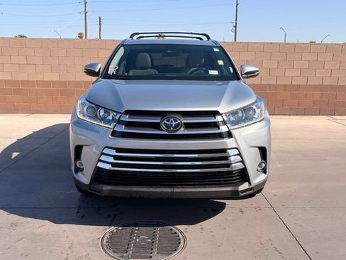 Used 2019 Toyota Highlander Limited FWD image 3
