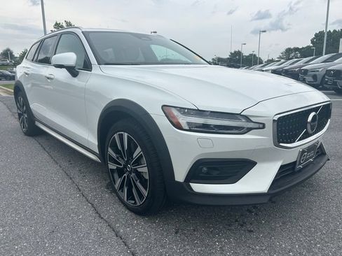 Certified 2025 Volvo V60 B5 Cross Country Ultra AWD/4WD image 1