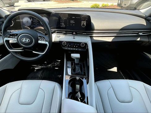 Used 2025 Hyundai Elantra Limited FWD image 15