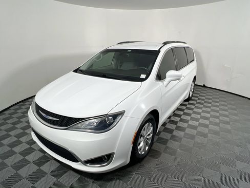 Used 2018 Chrysler Pacifica Touring Plus FWD image 7