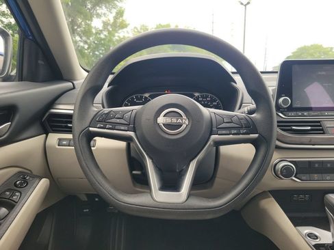 Used 2025 Nissan Altima 2.5 SV FWD image 14
